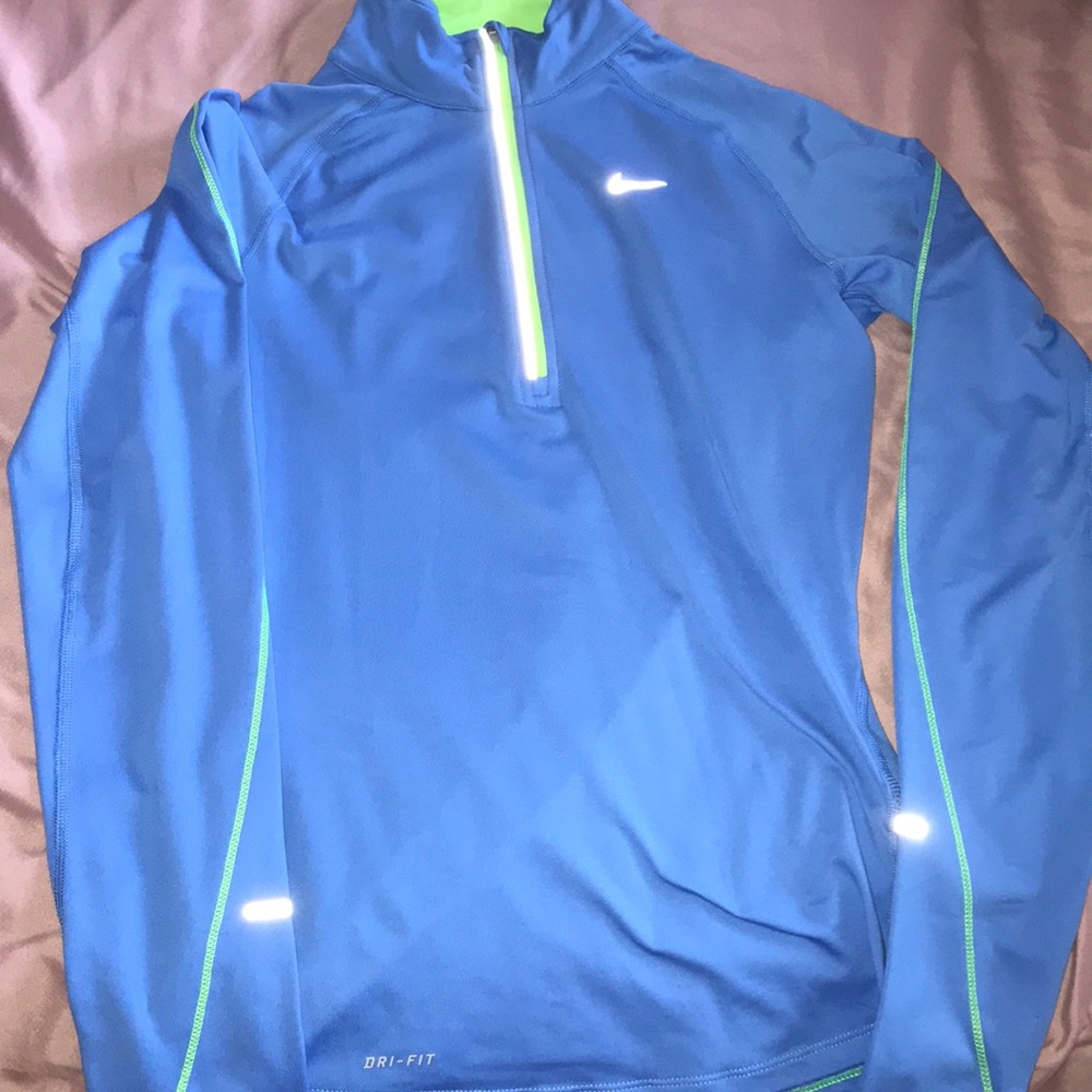 Women’s Nike element half zip pullover!!